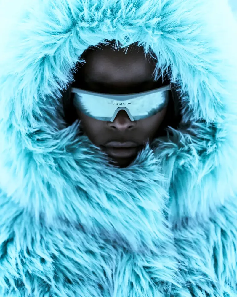 Streetwear-Kampagne für District Vision x UGG: Model Debbi im blauen Fake-Fur-Look, fotografiert von Mert Sahin
